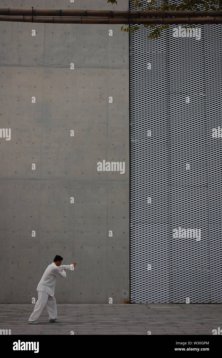 Die Gelassenheit und Achtsamkeit des Tai Chi. Stockfoto
