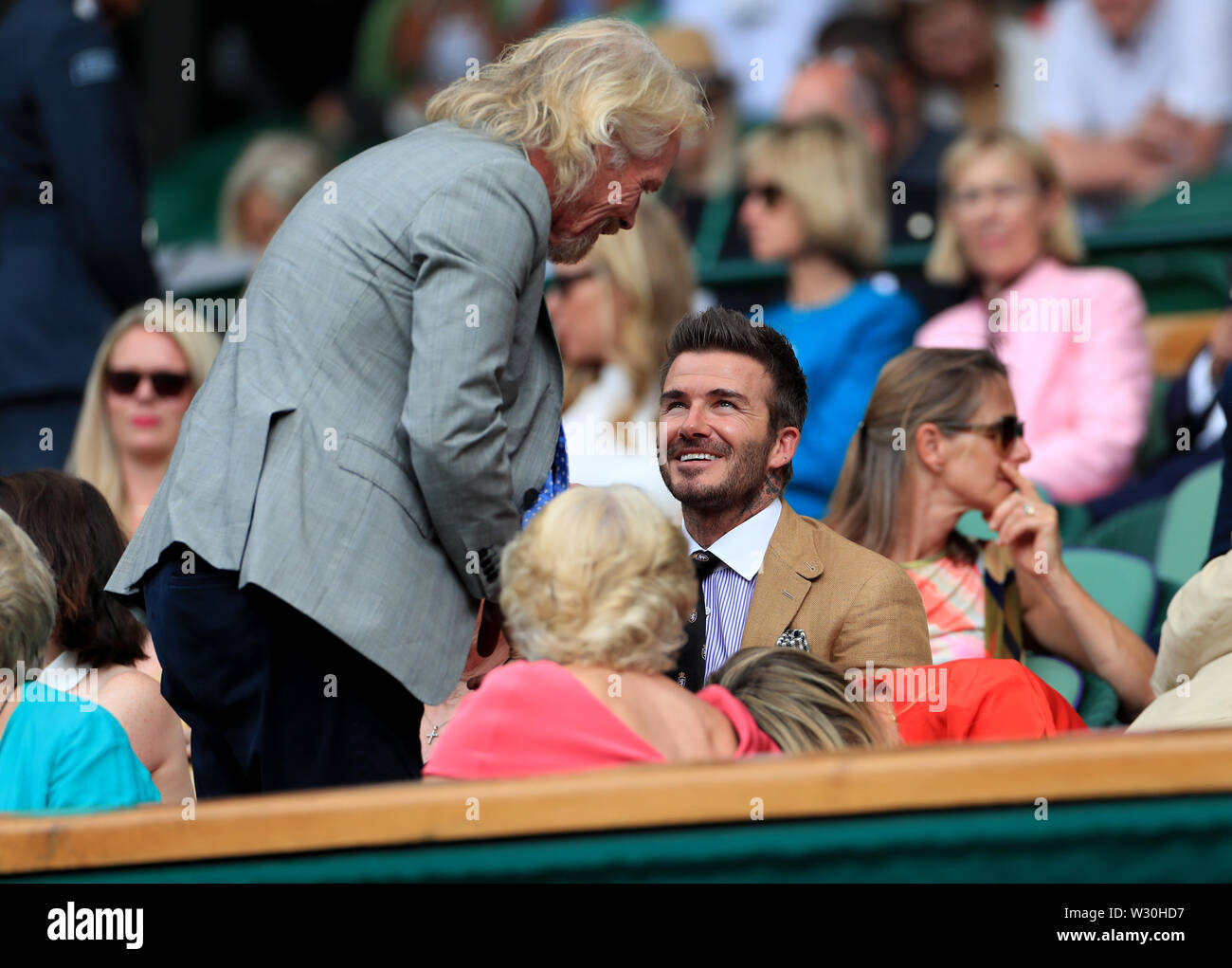 Sir Richard Branson mit David Beckham am Tag zehn der Wimbledon Championships in der All England Lawn Tennis und Croquet Club, Wimbledon. Stockfoto