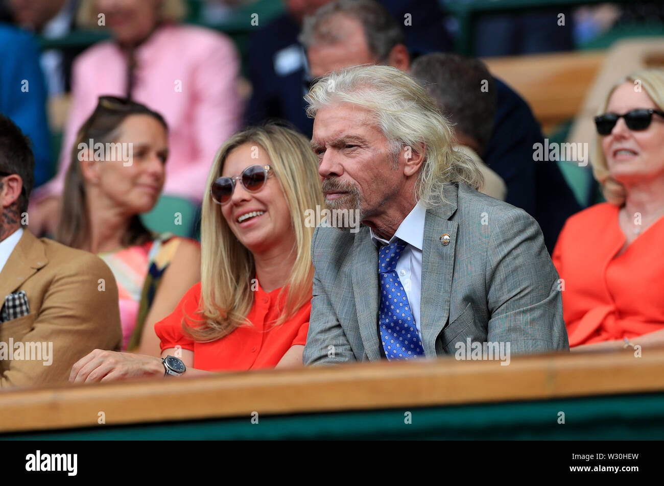 Sir Richard Branson mit seiner Tochter Holly am Tag zehn der Wimbledon Championships in der All England Lawn Tennis und Croquet Club, Wimbledon. Stockfoto