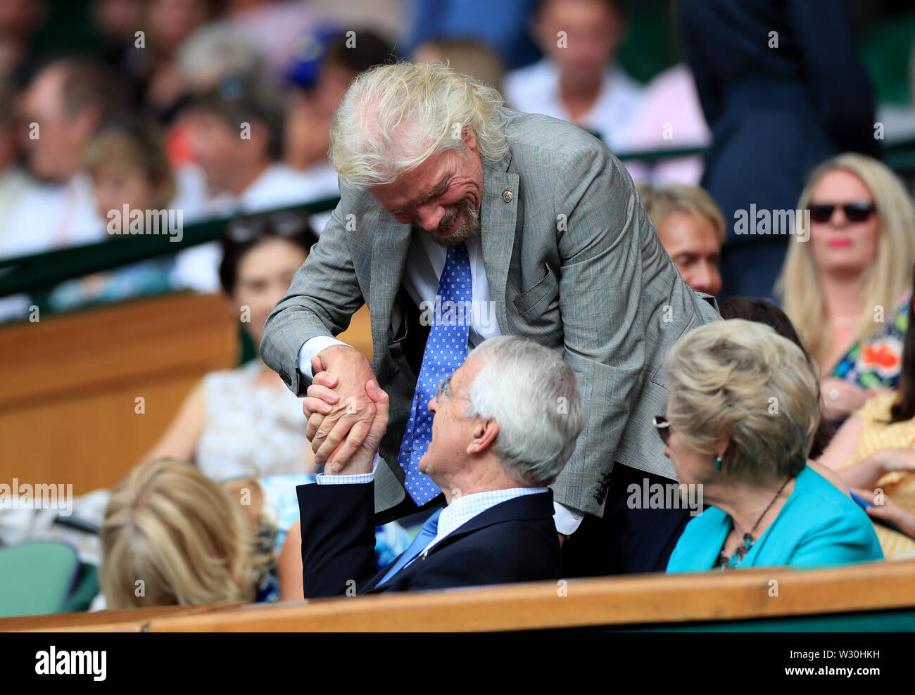 Sir Richard Branson mit John Major auf Tag zehn der Wimbledon Championships in der All England Lawn Tennis und Croquet Club, Wimbledon. Stockfoto