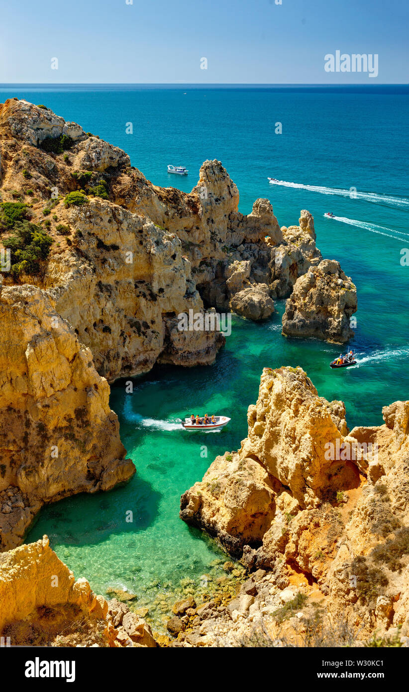 Eine kleine Bucht in der Nähe von Lagos, Algarve, mit Bootsausflügen Stockfoto