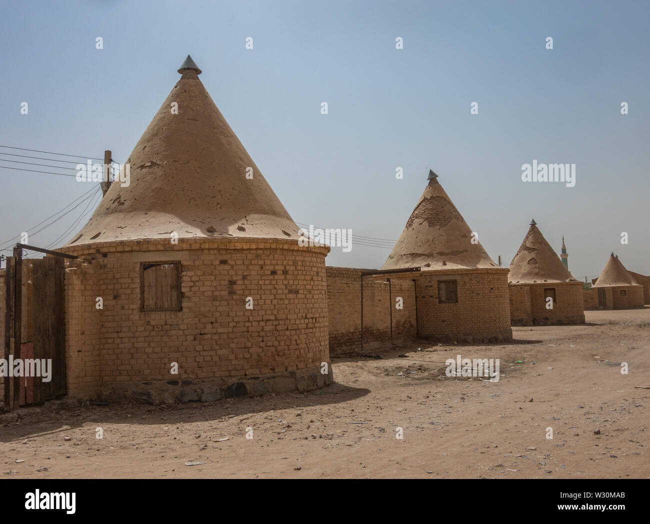 Runde Häuser mit konischen spitzen Dächern, von den Engländern für die Mitarbeiter der Bahn gebaut in Afrika, am Rande einer Eisenbahnlinie, Reisen Stockfoto