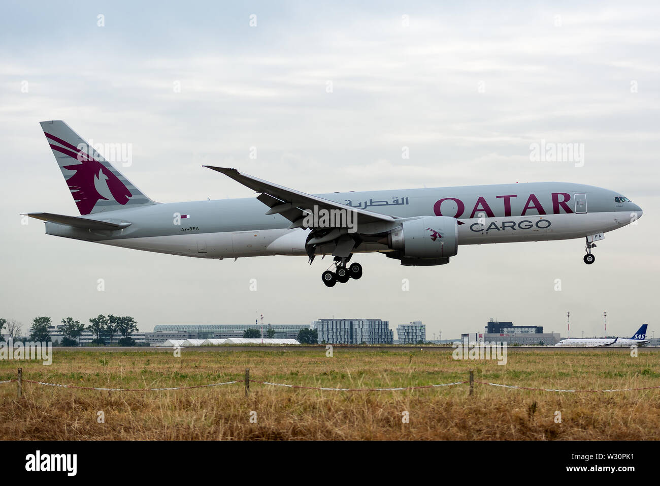 Ein 7-BFA, Juli 11, 2019, Boeing 777-FDZ -36098 Landung in Paris Roissy Charles de Gaulle Flughafen am Ende der Qatar Airways QR8251 Flug von Doha. Stockfoto