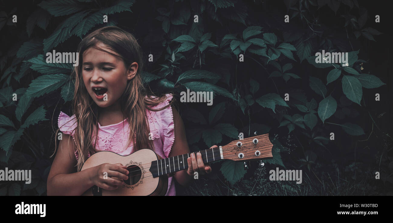 sch-ne-junge-m-dchen-mit-blondem-haar-zu-tragen-rosa-kleid-ukulele