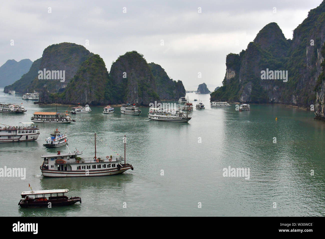 Hạ Long Bay, Vịnh Hạ Long, quảng Ninh Provinz, Vietnam, Asien, UNESCO Weltkulturerbe Stockfoto