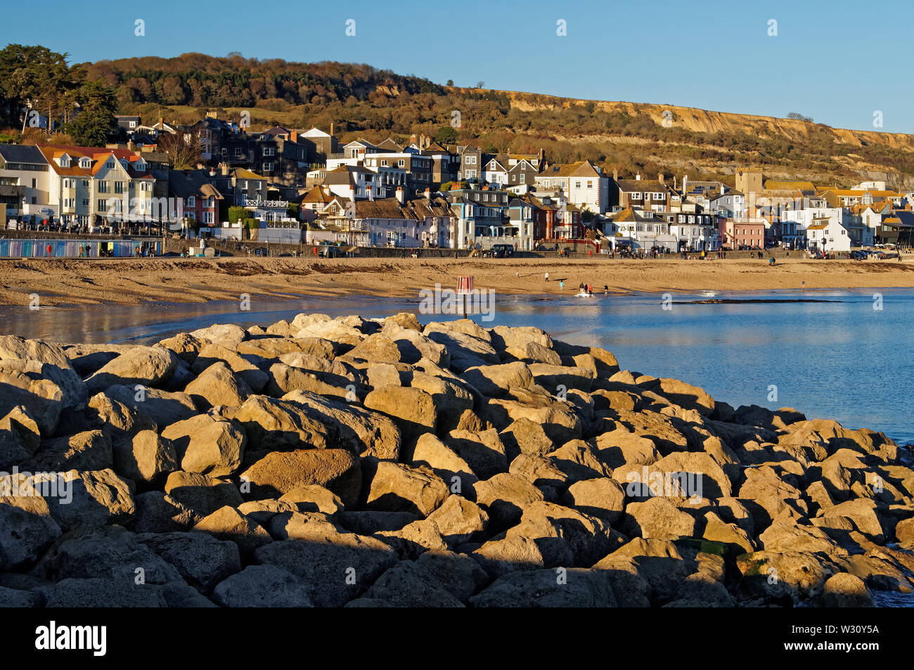 UK, Dorset, Lyme Regis, Stadt Strand Blick auf Marine Parade & Spittles von Nord Wand Stockfoto