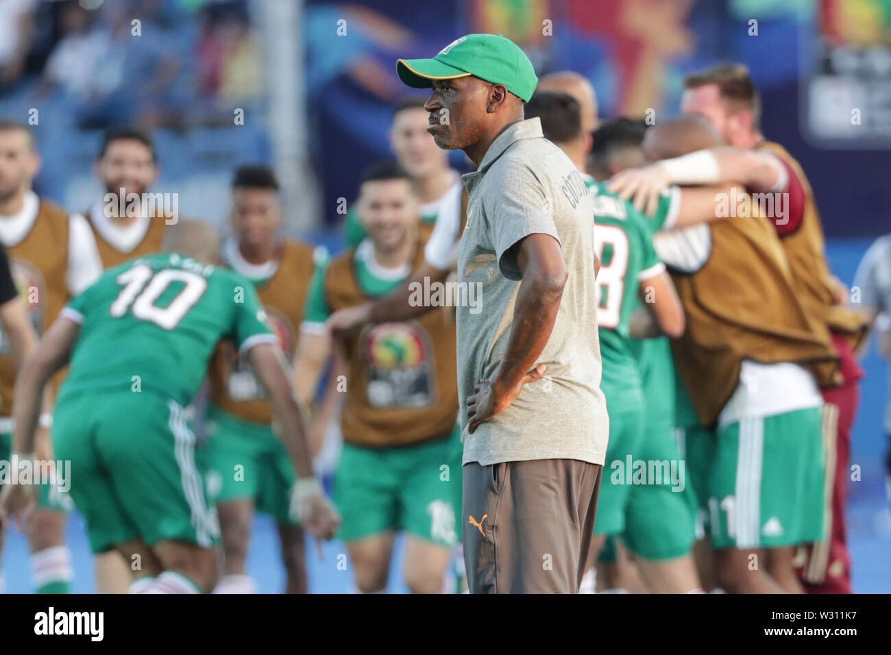 Suez, Ägypten. 11. Juli, 2019. Côte d'Ivoire von National Team Coach Ibrahima Kamara (C) wird angezeigt während der 2019 Afrika Cup von Quartal Nationen letzte Fußballspiel zwischen Côte d'Ivoire und Algerien am Suez Stadion niedergeschlagen. Credit: Oliver Weiken/dpa/Alamy leben Nachrichten Stockfoto