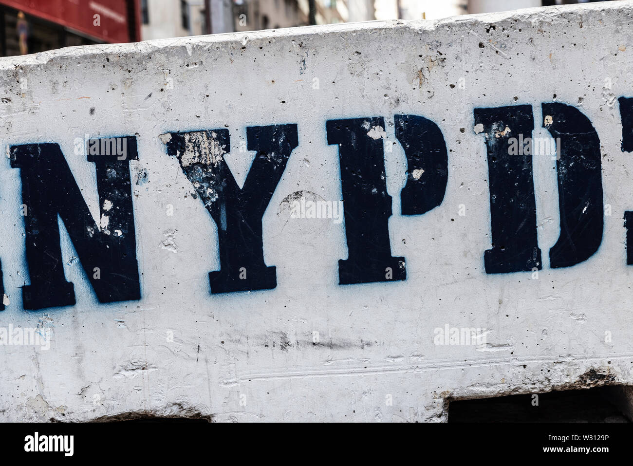 Zeichen der NYPD auf einem Betonklotz als Element der Sicherheit gegenüber dem Terrorismus in Manhattan, New York City, USA Stockfoto