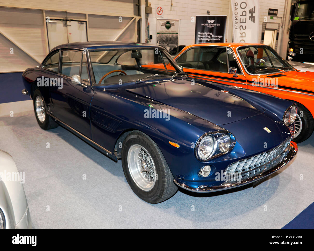 Drei Viertel Vorderansicht eines 1964 Ferrari 330 GT 2+2 Serie 1, die auf der London Classic Car Show 2019 Stockfoto