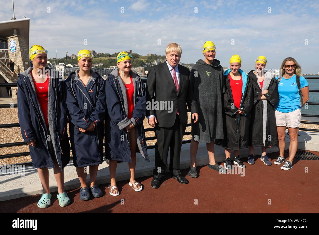 Die Führung der konservativen Partei Kandidat Boris Johnson mit Mitgliedern einer Kanalübergreifenden schwimmen Relais Team bei einem Besuch im Hafen von Dover Ltd, Kent, während auf der Kampagne Spur. Stockfoto