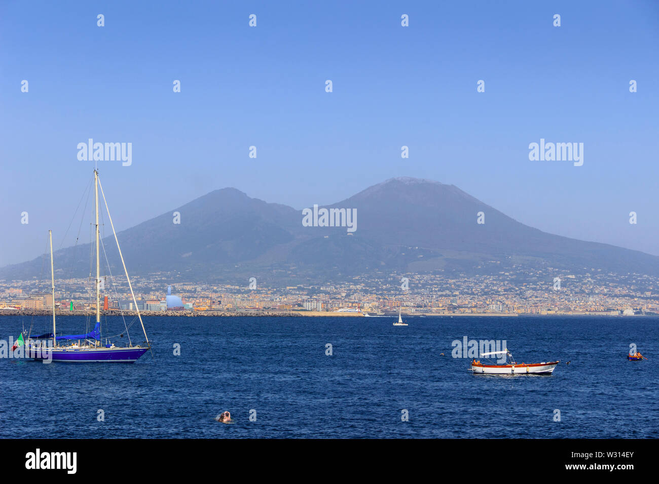Blick auf den Vesuv und den Golf von Neapel gesehen vom Hafen, Italien. Stockfoto