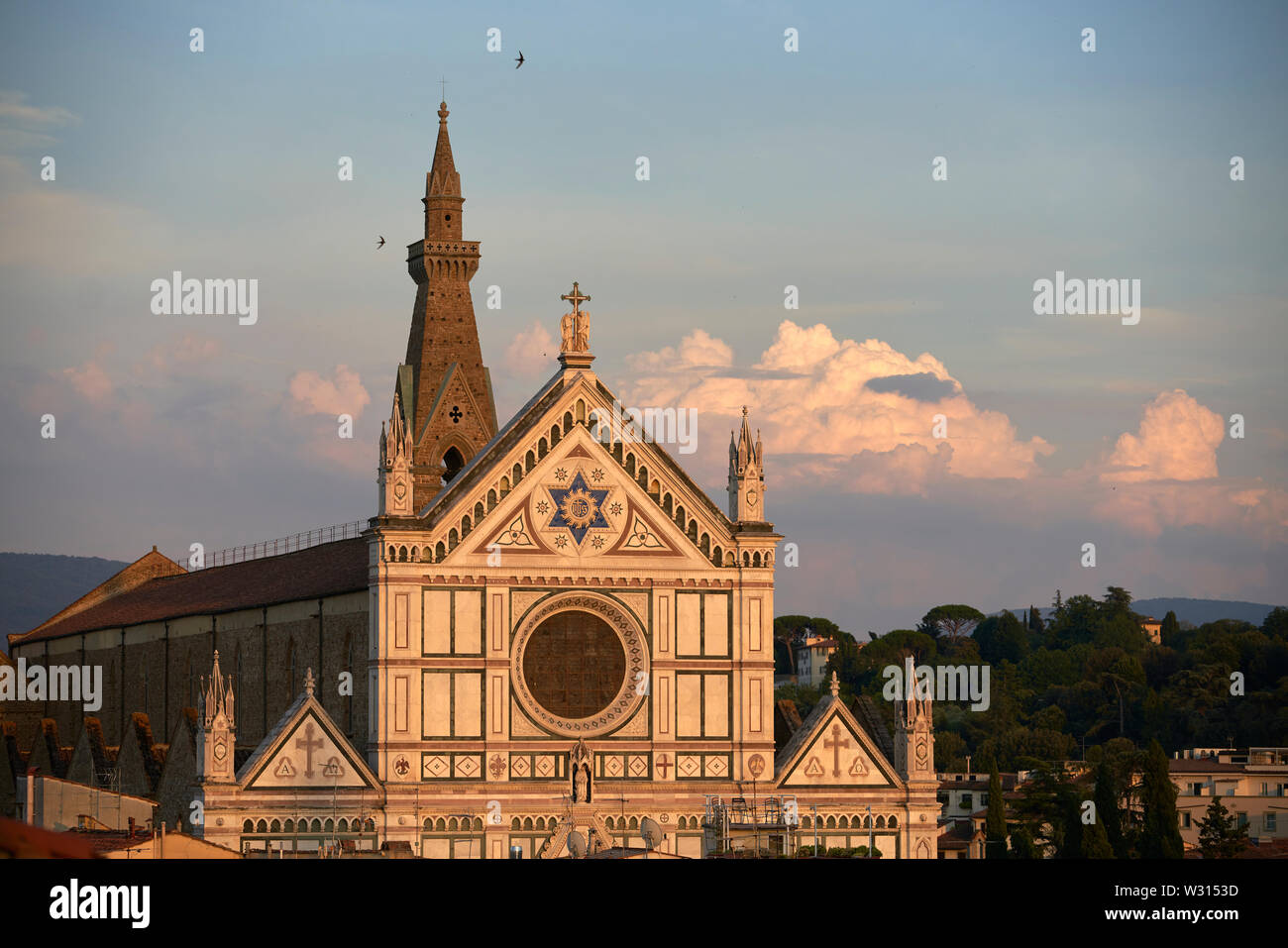 Die Basilika Santa Croce (Basilika des Heiligen Kreuzes) in Forence, Italien, mit Sturm, Wolken im Hintergrund. Stockfoto