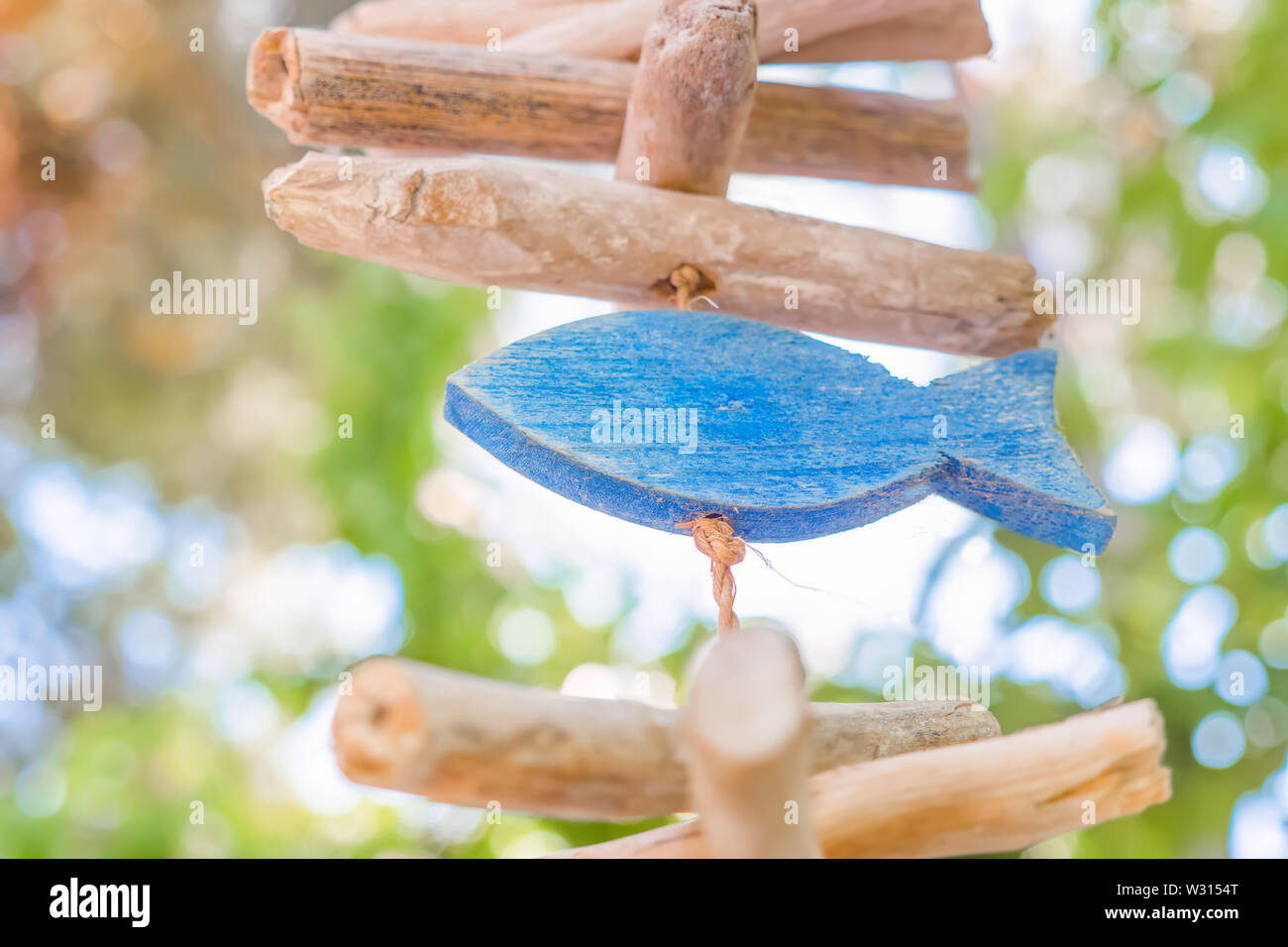 Holz- fisch Simbol. Holz- Fisch hängt am Seil. Fisch, Fisch essen. Fisch Zeichen des Glaubens. Fisch als Aushängeschild. Glaube Hintergrund Stockfoto