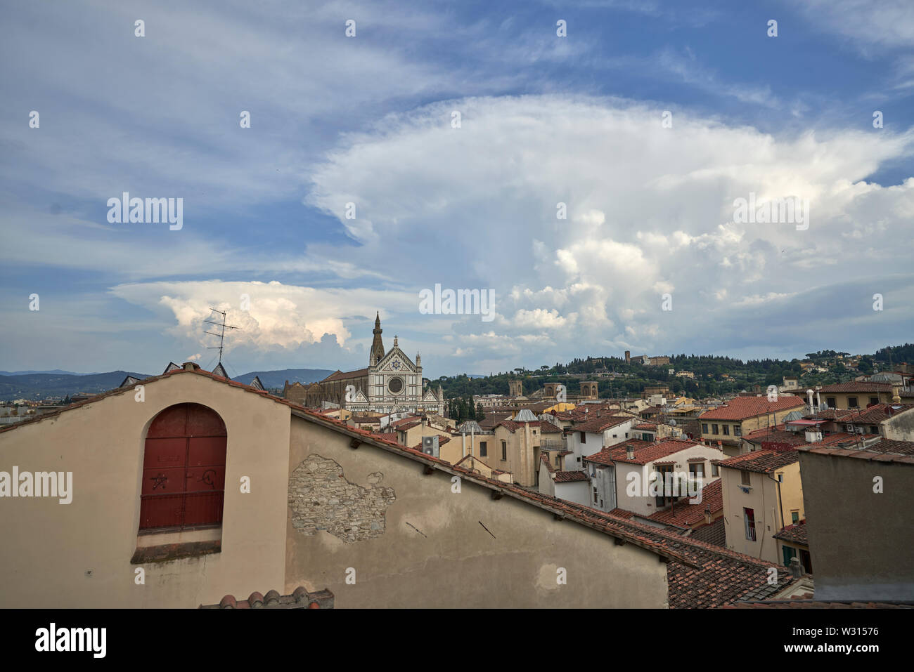 Basilika von Santa Croce in Florenz Italien, mit Sturm hinter Wolken. Stockfoto