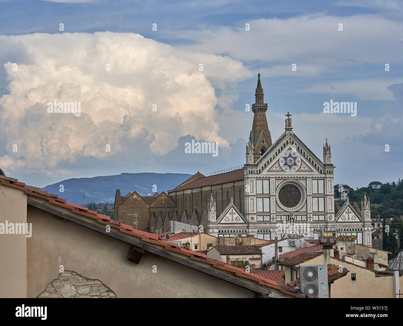 Basilika von Santa Croce in Florenz Italien, mit Sturm hinter Wolken. Stockfoto