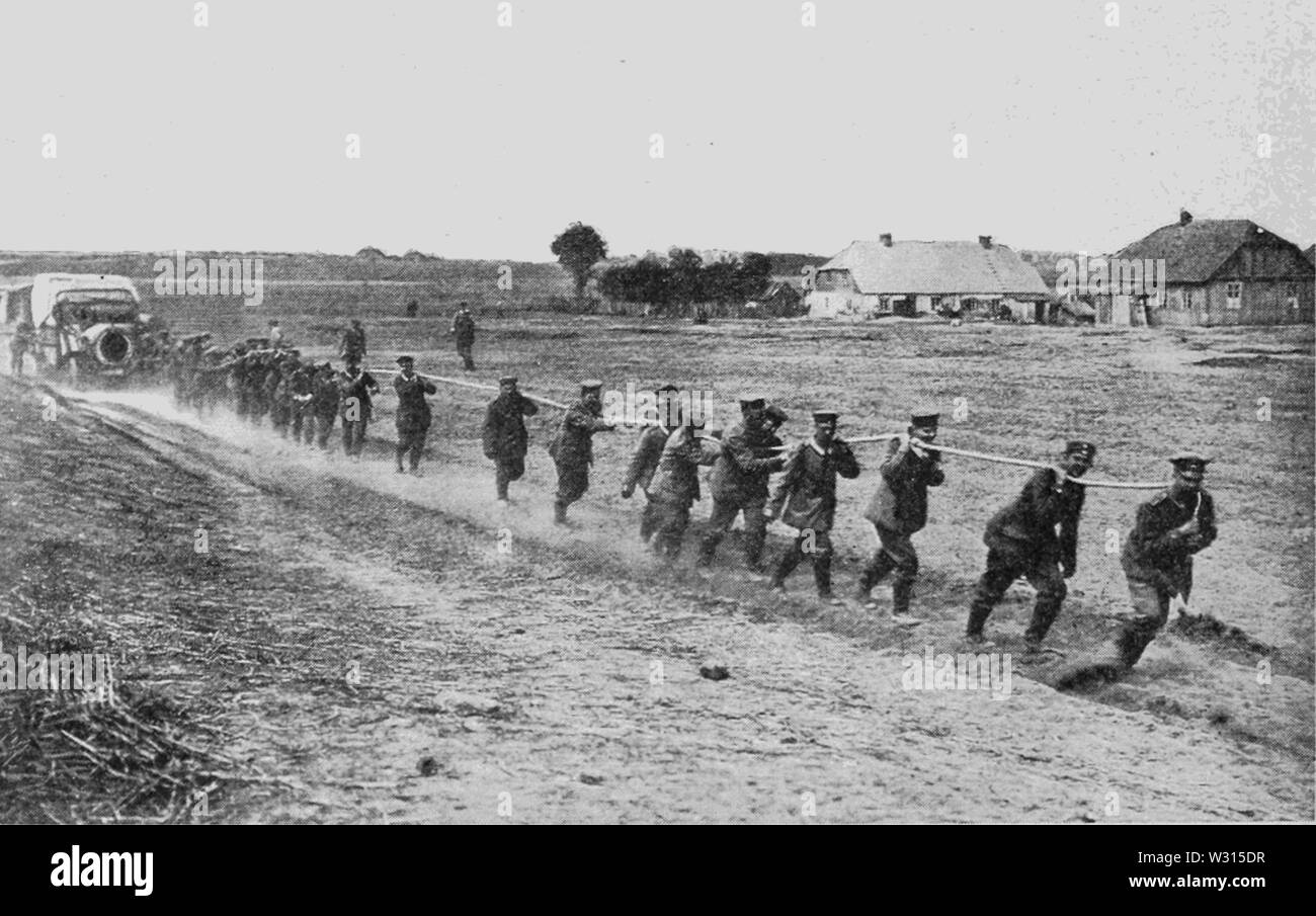 PSM V88 D 072 deutsche Soldaten Lkw ziehen durch Schlamm in der Ostfront 1916 Stockfoto
