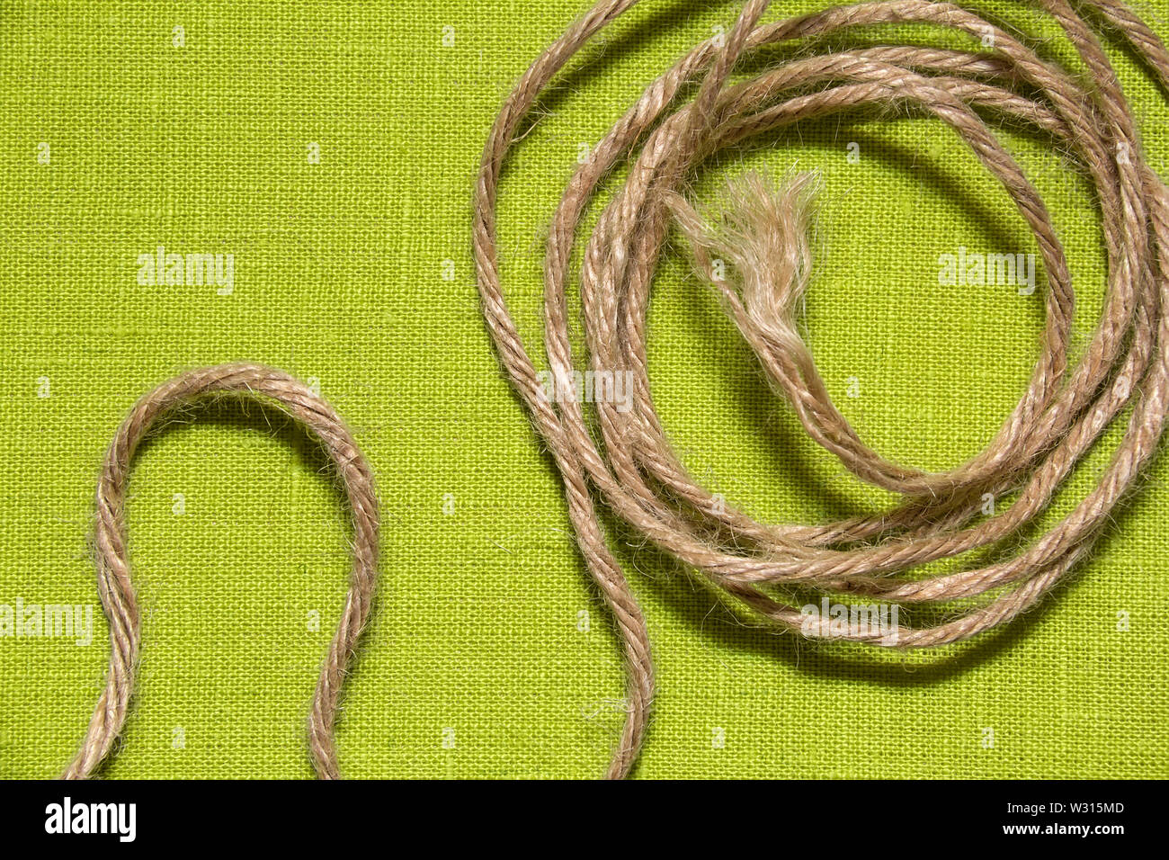 Jute Seil auf grünen Hessischen sack Hintergrund Tuch Stockfoto