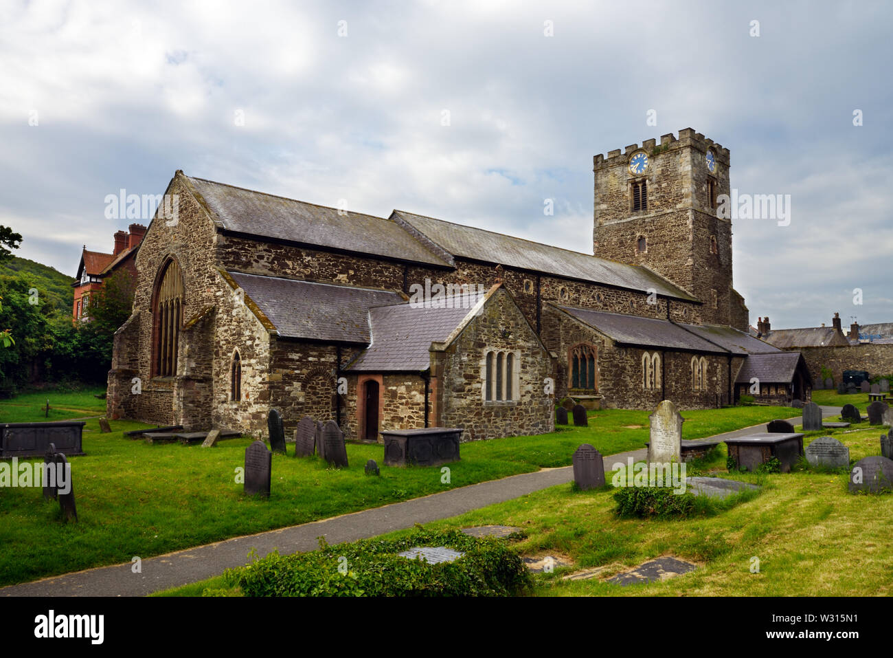 Kirche von St Mary's & Allerheiligen wurde in ca. 1186 abgeschlossen. Es war Ursprünglich eine Zisterzienserabtei, aber im Jahre 1283 König Edward I entfernt die Waliser Mönche. Stockfoto