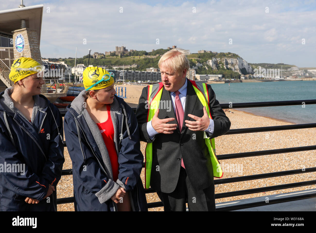 Die Führung der konservativen Partei Kandidat Boris Johnson trifft sich Mitglieder einer Kanalübergreifenden schwimmen Relais Team bei einem Besuch im Hafen von Dover Ltd, Kent, während auf der Kampagne Spur. Stockfoto