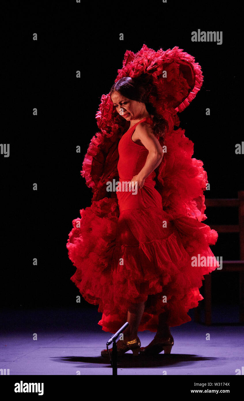 Sadler's Wells, Großbritannien. 11. Juli 2019. Olga Pericet führt "Die Dorn, davon geträumt, eine Blume oder die Blume, träumte von einer Tänzerin" im Rahmen der 16. jährlichen Flamenco-Festival in Sadler's Wells Theatre, London. Quelle: Thomas Bowles/Alamy leben Nachrichten Stockfoto