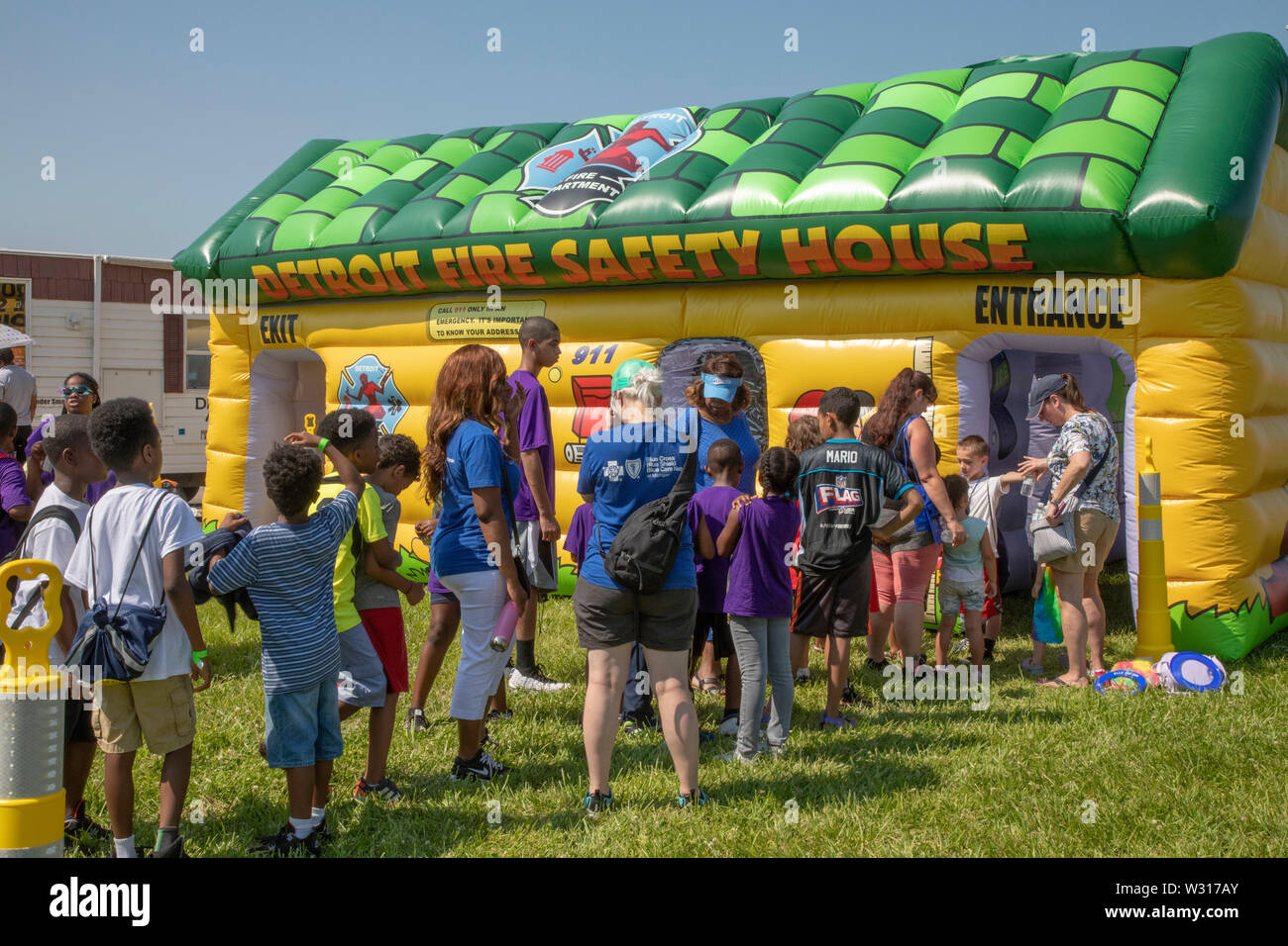 Detroit, Michigan - Kinder Line up über Feuersicherheit zu einem Detroit Feuerwehr'-Anzeige zu erfahren. Stockfoto