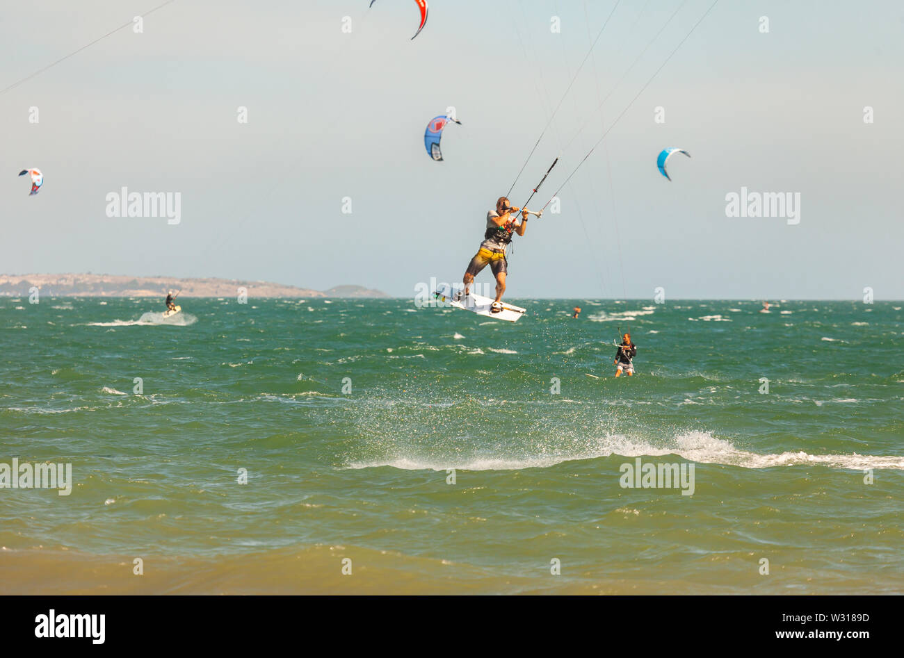 Kitesurfen Sprung auf dem Meer Stockfoto