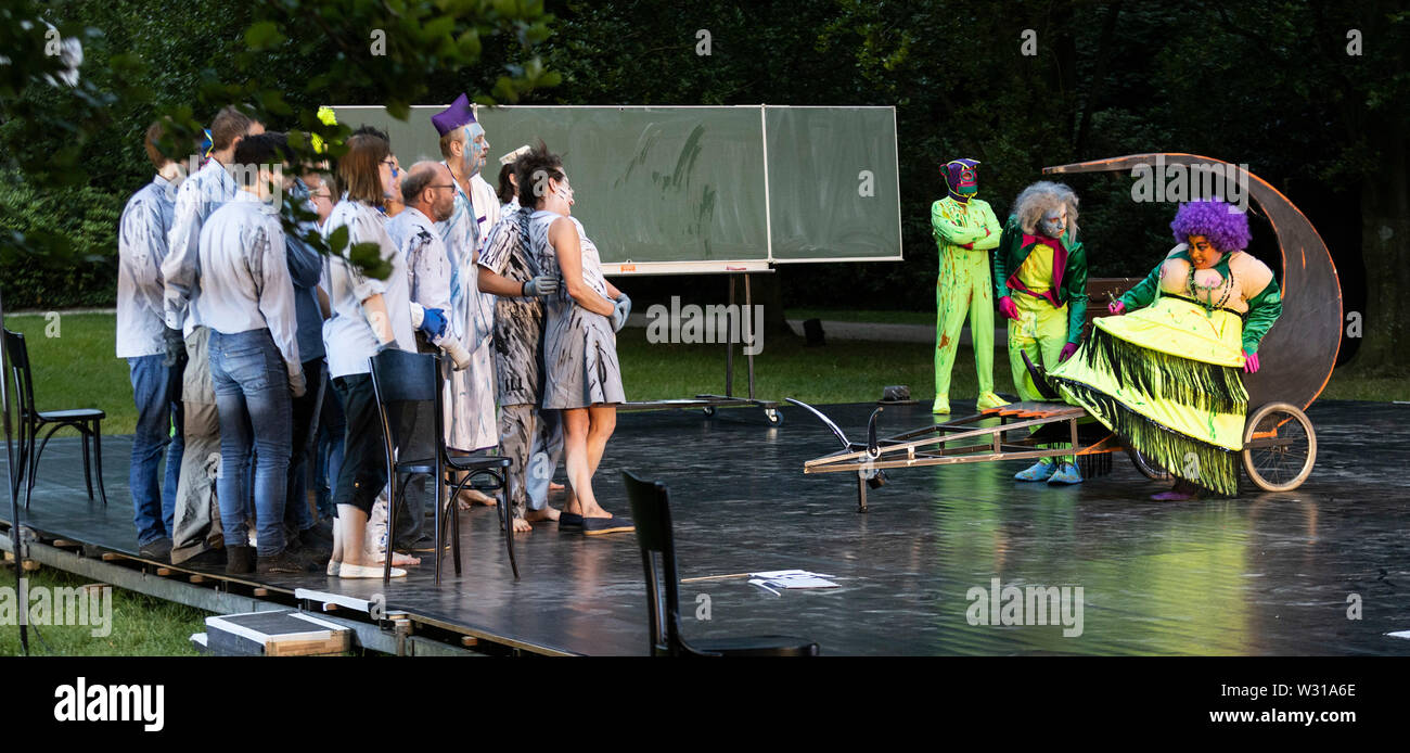 Mülheim an der Ruhr, Deutschland. Vom 5. Juli 2019. Mitglieder der Petrikirche Chor aus Mülheim an der Ruhr, mit: Helge Salnikau, Gabriella Weber (rechts). Theater der ausführt, während die Weiße Nächte im Raffelbergpark der Friedrich Dürrenmatt play 'Der 206 der alten Dame" (der Besuch) unter der Regie von Albrecht Hirche. Mit Albert Bork (Alfred Ill) und Gabriella Weber (Alte Dame, Claire Zachanassian). Die kostenlose Open-air-Aufführungen statt vom 4. bis 7. Juli 2019. Stockfoto