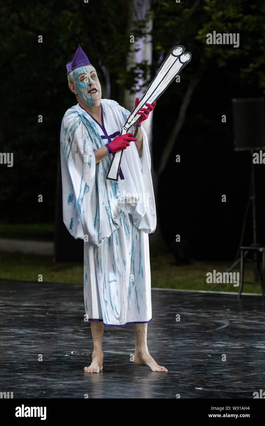 Mülheim an der Ruhr, Deutschland. Vom 5. Juli 2019. Im Bild: Rupert J. Seidl. Theater der ausführt, während die Weiße Nächte im Raffelbergpark der Friedrich Dürrenmatt play 'Der 206 der alten Dame" (der Besuch) unter der Regie von Albrecht Hirche. Mit Albert Bork (Alfred Ill) und Gabriella Weber (Alte Dame, Claire Zachanassian). Die kostenlose Open-air-Aufführungen statt vom 4. bis 7. Juli 2019. Stockfoto