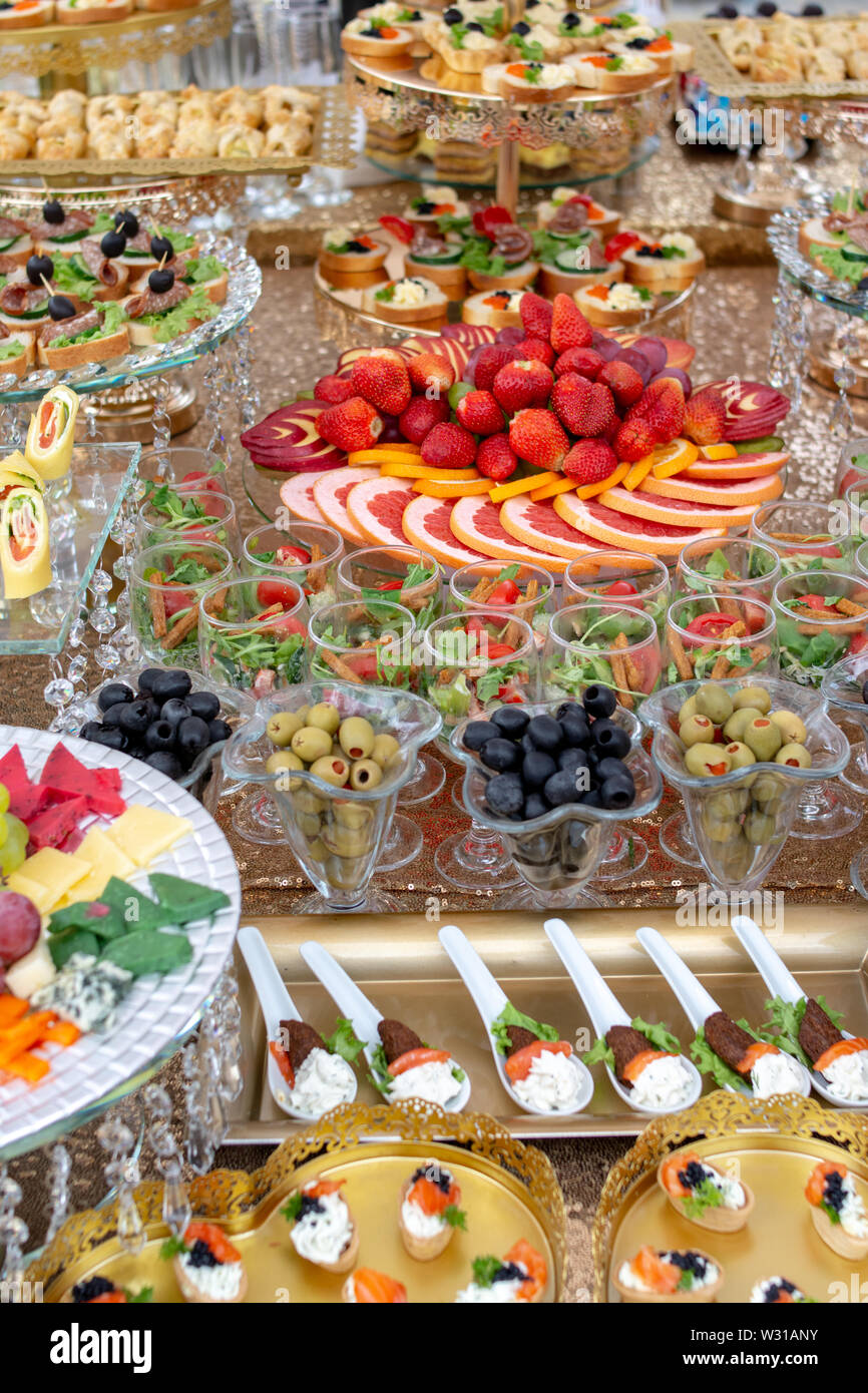 Große Auswahl an Speisen mit kalten Snacks, Fleisch und Salate, Obst, Wurst, Käse und Marmelade serviert. Vielzahl von leckeren Snacks auf den Tisch. Stockfoto