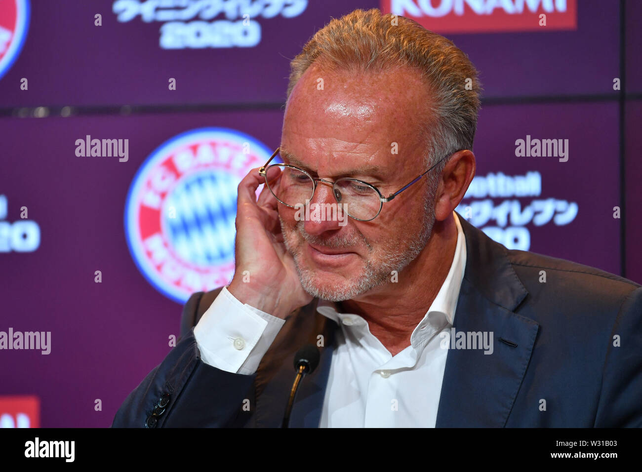 Karl Heinz Rummenigge, (Vorsitzender der Geschäftsführung), Geste, skeptisch, Einzelbild, one-cut Motiv, Porträt, Porträt, Porträt. "Pro Evolution Soccer" ist der Name des Soccer Simulation von Hersteller Konami. Alles, was in der Saison 2019/2020: FC Bayern München wird wahrscheinlich mit Konami in der kommenden Saison zusammenarbeiten. Der japanische Videospiel Giant ist der Hersteller der SPE/Pro Evolution Soccer"-Reihe und die klare Konkurrenz zu EA Sports "FIFA"-Reihe. FC Bayern München - Vorstellung des neuen Platin Partnerschaft mit dem Japanischen Videospiel Hersteller Konami. Fussball 1. Bundesliga, Stockfoto