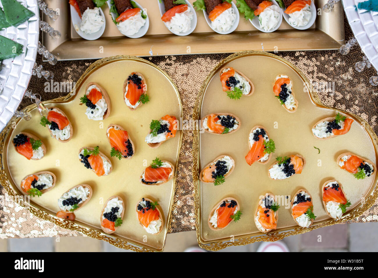 Große Auswahl an Speisen mit kalten Snacks, Salate, Aufschnitt, Käse und Marmelade serviert. Vielzahl von leckeren Snacks auf den Tisch. Hochzeitsfeier Stockfoto