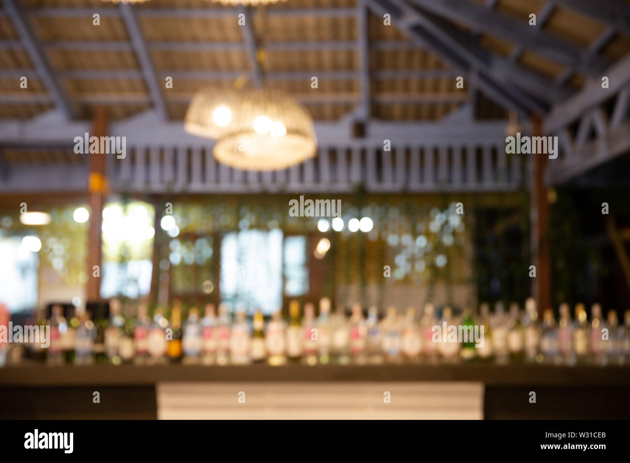 Defokussiertem Hintergrund und Flaschen Restaurant oder Bar Hintergrund. Für Mock up Vorlage für Handwerk Anzeige von Ihrem Design. Stockfoto