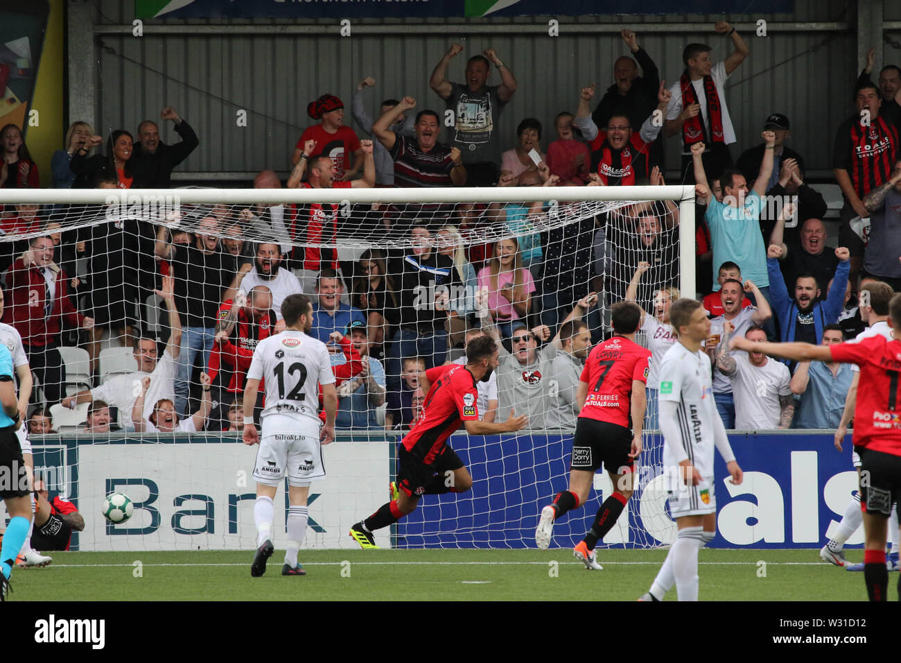 Seaview Stadion, Belfast, Nordirland, Großbritannien. 11. Juli 2019. UEFA Europa League, die erste Qualifikationsrunde (erste Etappe) Kreuzfahrer (Rot/Schwarz) v B36 Tórshavn. Aktion von heute Abend Spiel. Chris Hegarty läuft seinen ersten Hälfte Ziel für Kreuzfahrer zu feiern. Quelle: David Hunter/Alamy Leben Nachrichten. Stockfoto