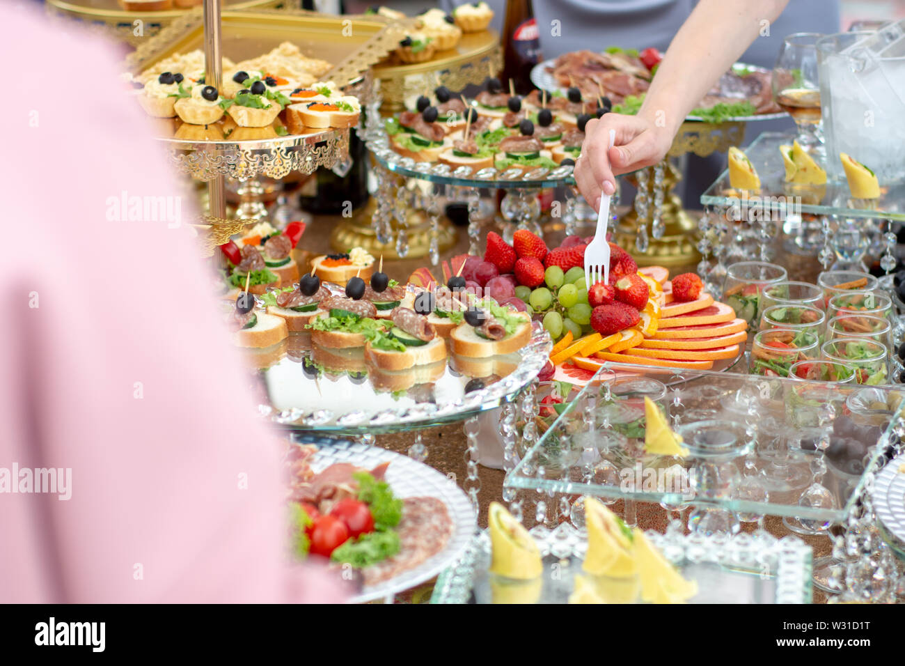 Große Auswahl an Speisen mit kalten Snacks, Fleisch und Salate, Obst, Wurst, Käse und Marmelade serviert. Vielzahl von leckeren Snacks auf den Tisch. Stockfoto