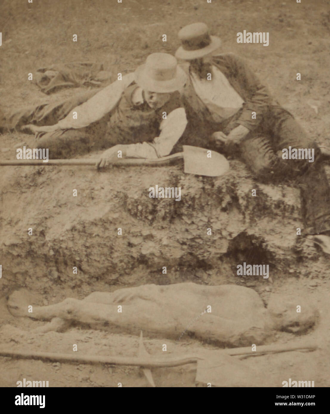 Bild von einem versteinerten Körper, die Zugehörigkeit zu einer Pre-historisches Rennen, das von W L Hall (7/8) Stockfoto