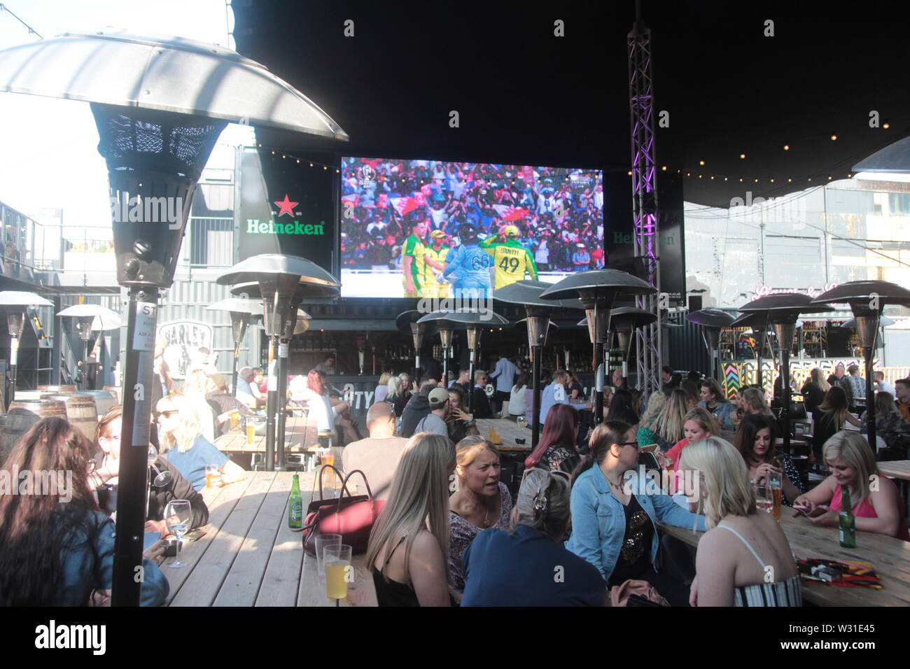 Newcastle upon Tyne, Großbritannien. 11. Juli, 2019. England cricket Fans feiern England schlagen Australien im WM-Halbfinale nach Neuseeland in der Endrunde, Kredit: DavidWhinham/Alamy Credit: David Whinham/Alamy Leben Nachrichten wiedergeben Stockfoto