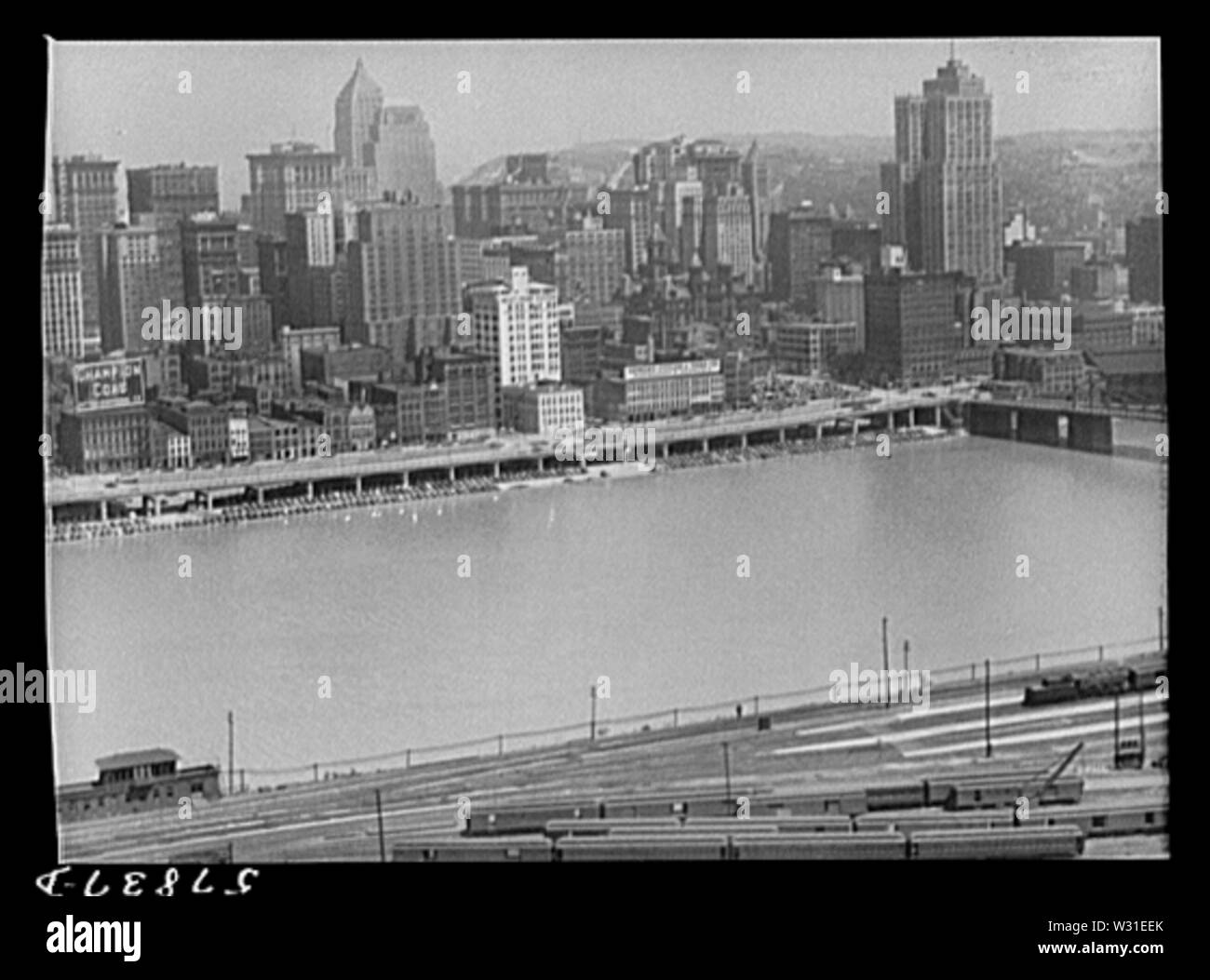 Pittsburgh, Pennsylvania Datum 1941 Aug stellt die tatsächliche Größe des Negativen ist C (ca. 4 x 5 Zoll). Titel und andere Informationen von caption Karte. Elektronischer Ersatz von Los mit der gleichen Nummer im LC-USF 34-Serie. Transfer; in den Vereinigten Staaten. Office of War Information. Übersee Bild Division. Washington Division; 1944. Mehr informationen über die FSA/OWI Sammlung ist verfügbar unter Stockfoto