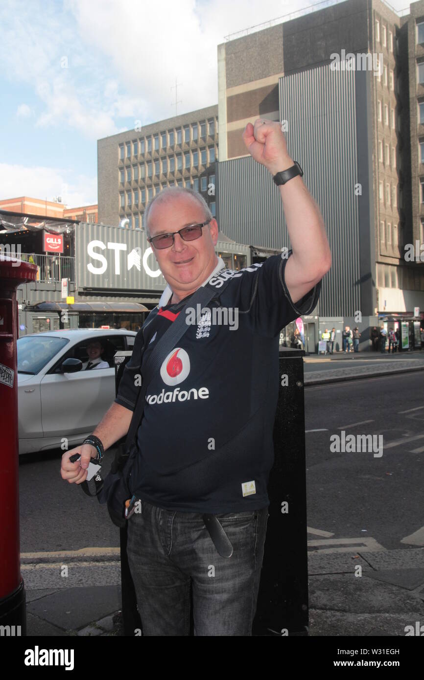 Newcastle upon Tyne, Großbritannien. 11. Juli, 2019. England cricket Fans feiern England schlagen Australien im WM-Halbfinale nach Neuseeland in der Endrunde, Kredit: DavidWhinham/Alamy Credit: David Whinham/Alamy Leben Nachrichten wiedergeben Stockfoto