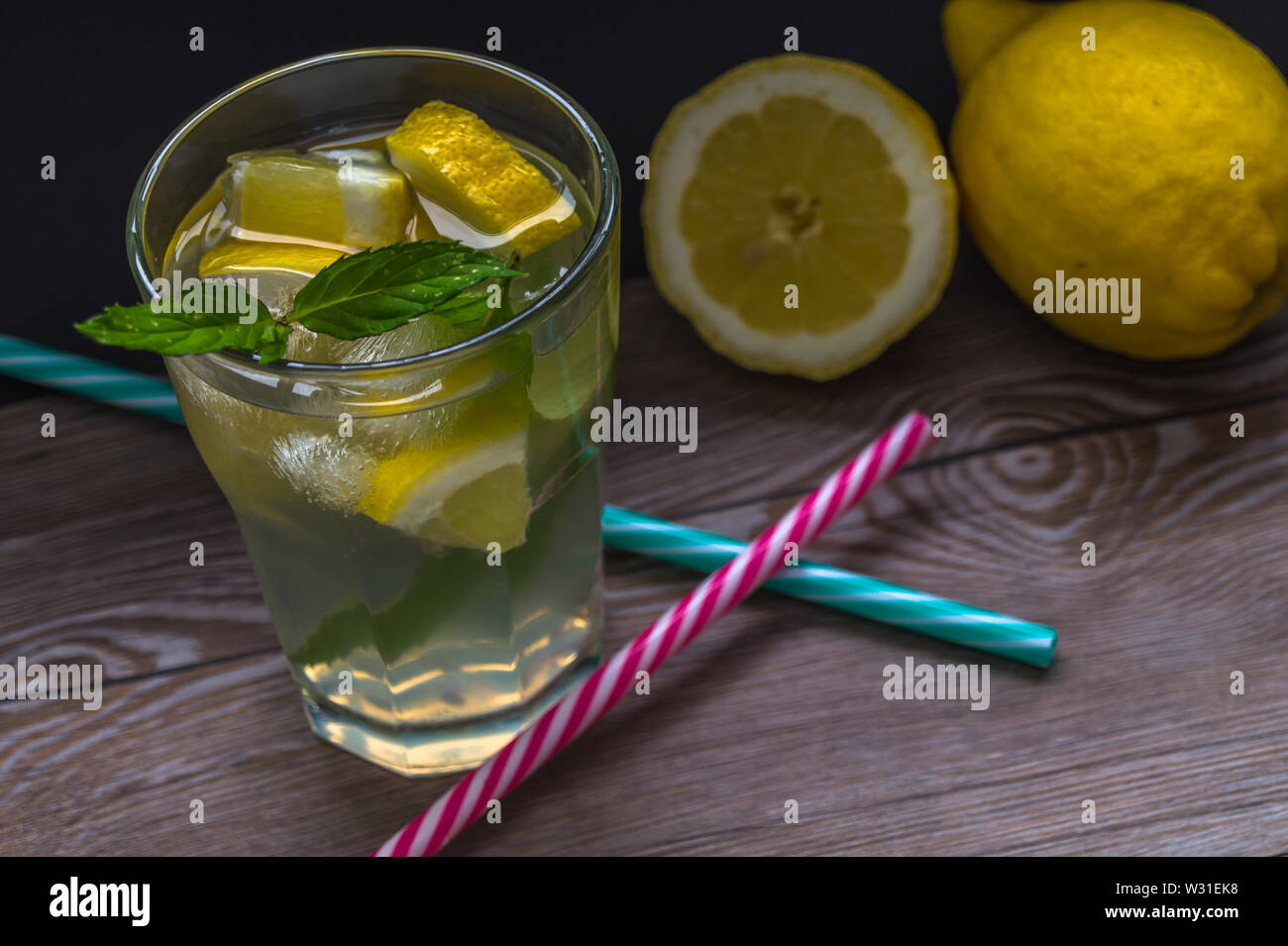 Limonade mit frischer Zitrone, Eis und Minze auf Holz- Hintergrund. Kühlen Getränk im Sommer. Stockfoto
