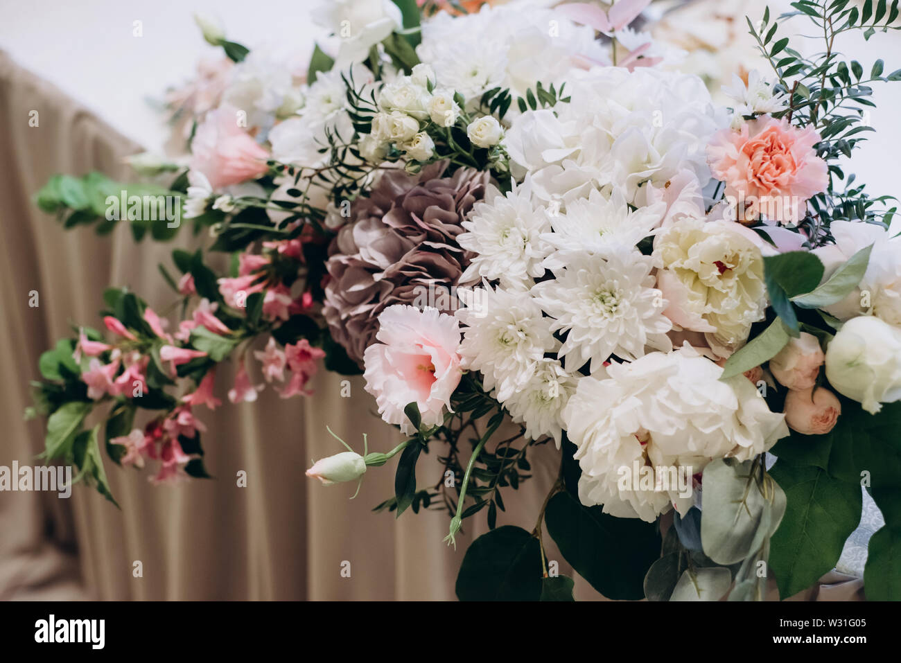 Nahaufnahme eines schönen und stilvollen Bouquet aus weißen und rosa Blüten auf dem Tisch. Stockfoto