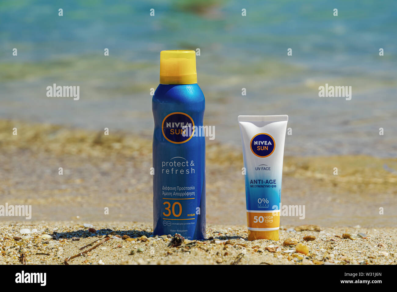 Nivea Sun Body & Face protection Sonnenschutzcremes am Strand mit Blick auf das Meer im Hintergrund. UV-Strahlen schützen & Refresh- und anti-age Lotionen mit SPF. Stockfoto