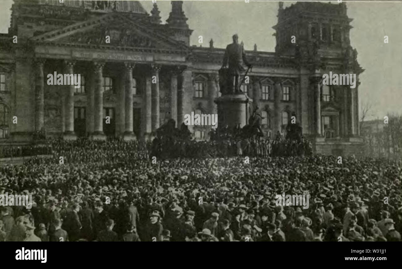 ProclamaciónDeLaRepúblicaEnBerlín 10 11 1918 Stockfoto