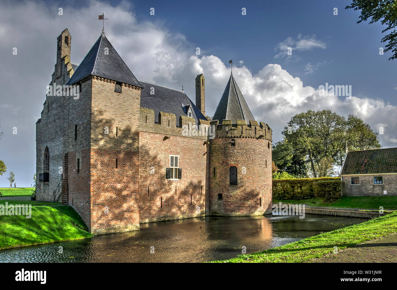 Medemblik, Niederlande, 21. Oktober 2017: Dunkle Wolken Ansatz die noch sonnenbestrahlten Mauern des 13. Jahrhunderts Schloss Radboud Stockfoto