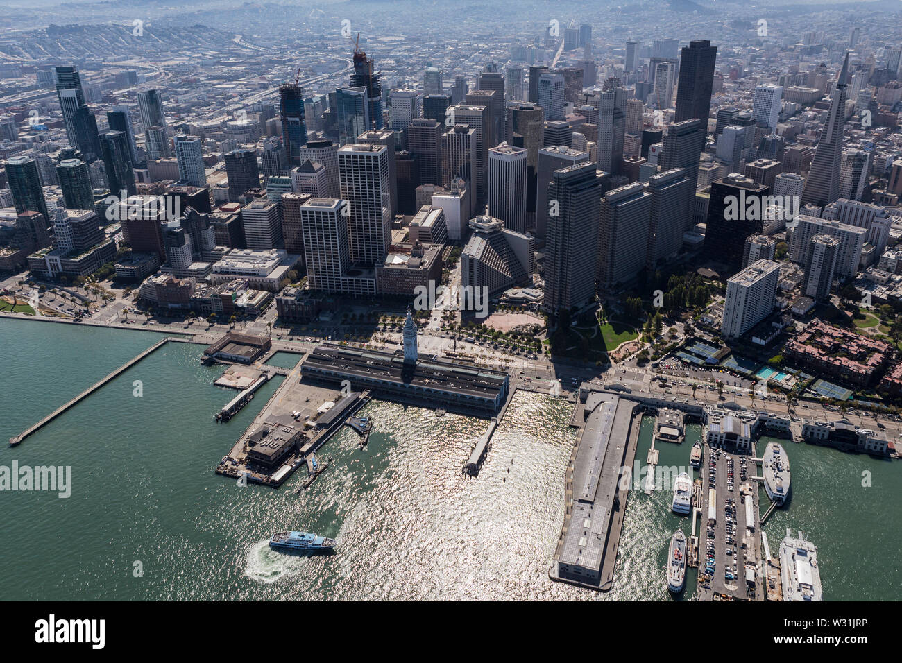 San Francisco, Kalifornien, USA - 19. September 2016: Luftaufnahme der städtischen Gebäude in der Innenstadt und der Waterfront Docks entlang dem Embarcadero. Stockfoto