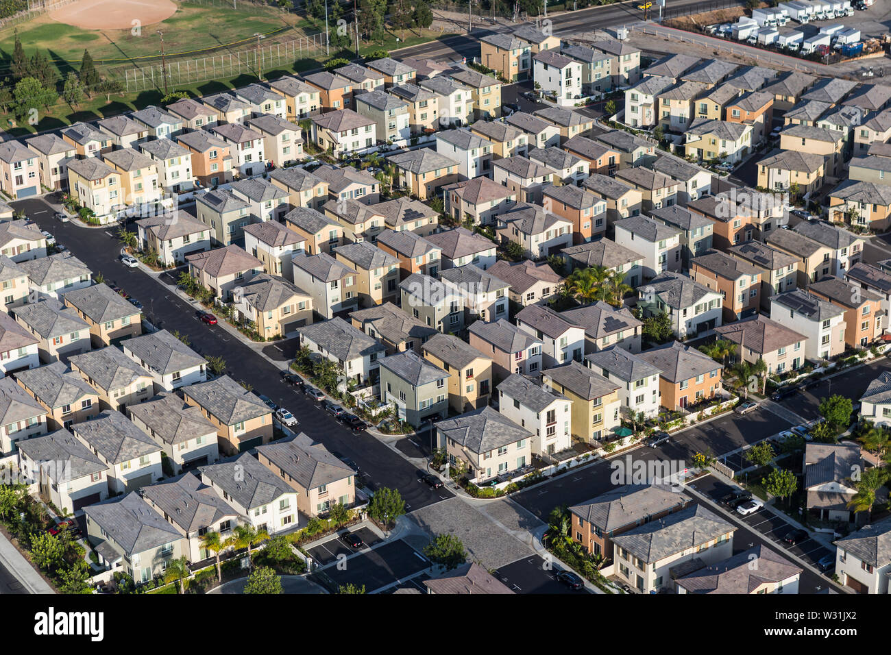 Nachmittag Luftaufnahme von Dicht moderne Wohnungen im Los Angeles County, Kalifornien Stockfoto