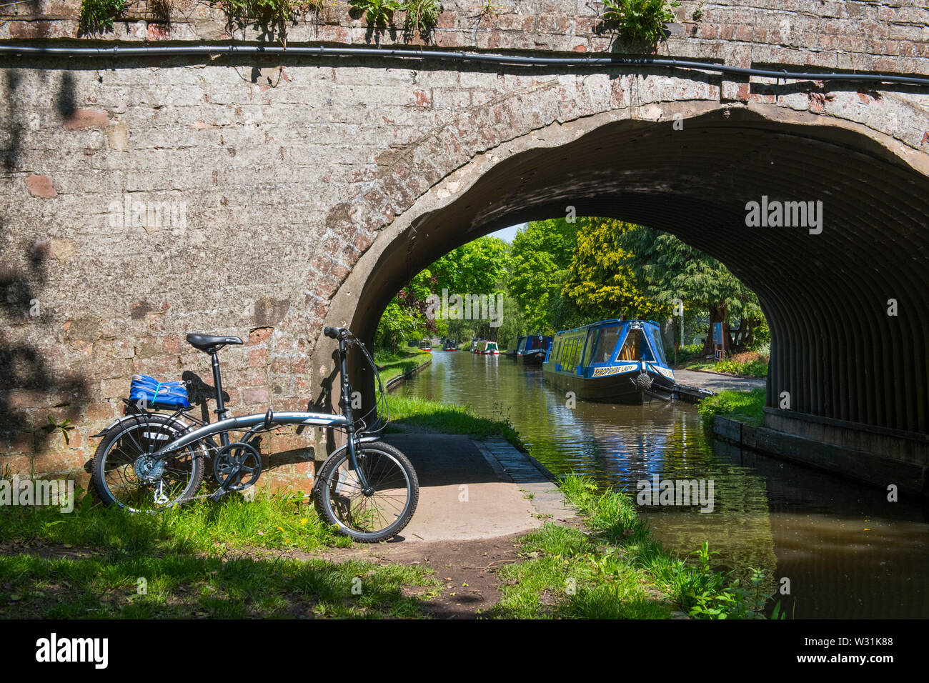 Fahrrad auf dem Llangollen Canal in der Nähe von Lyneal, Shropshire. Stockfoto