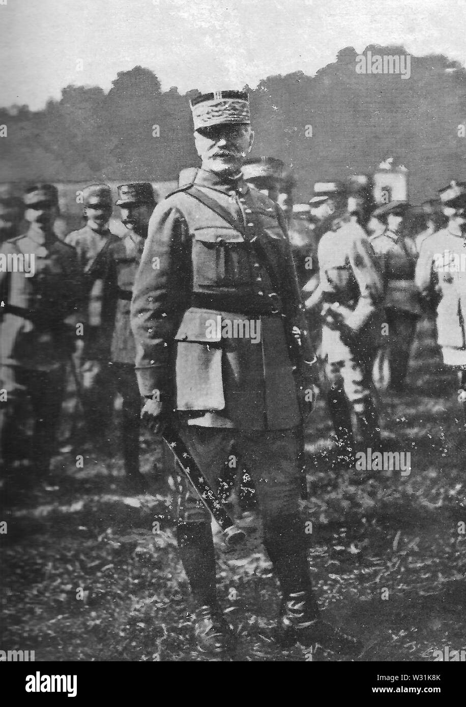 Zeremonie der Förderung zu Marschall von General Ferdinand Foch in 23. Oktober 1918, als er mit dem Marschall von Frankreich: distictionPortuguês Cerimónia de Promoção ein marechal Allgemeine Ferdinand Foch 23 de Outubro de 1918, onde o recebe bastão de Marechal de FrançaFrançais: Promu Maréchal de France Le 6 aout 1918, le Sieger Coupe de la Deuxième bataillede la Marne, reçut, le 23 Aout des Mains du Président de la République, Le bâton Étoile d'ór Stockfoto