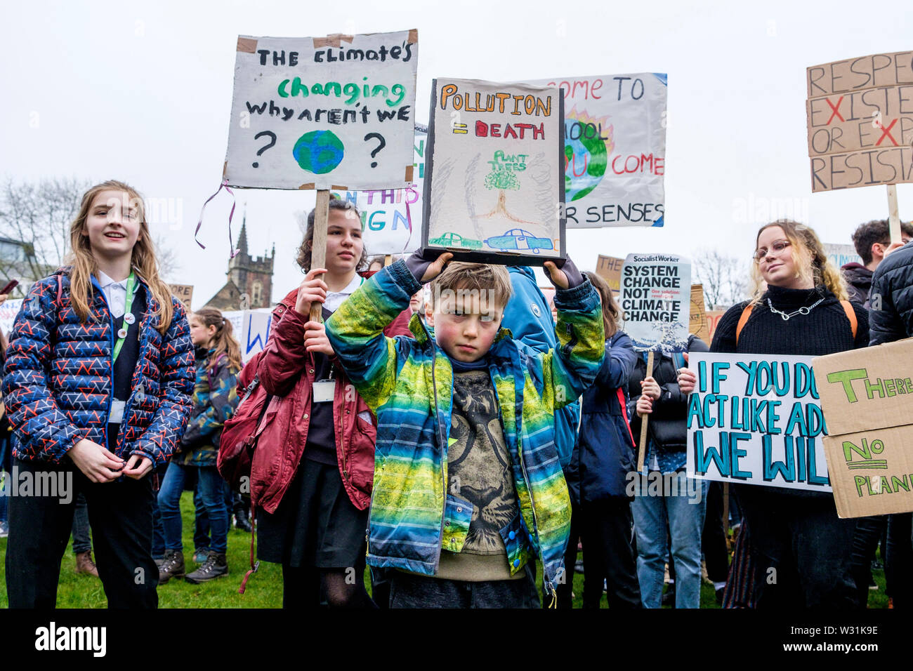 Bristol College Studenten und Schulkinder, die den Klimawandel Plakate und Schilder abgebildet sind wie sie protestieren außerhalb Bristol City Halle 15/03/19. Stockfoto