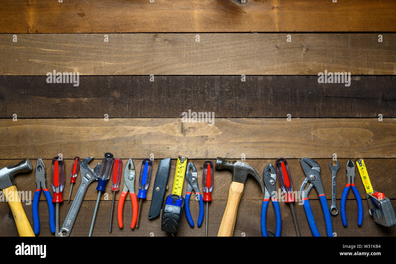 Werkzeuge auf hölzernen Hintergrund Stockfoto