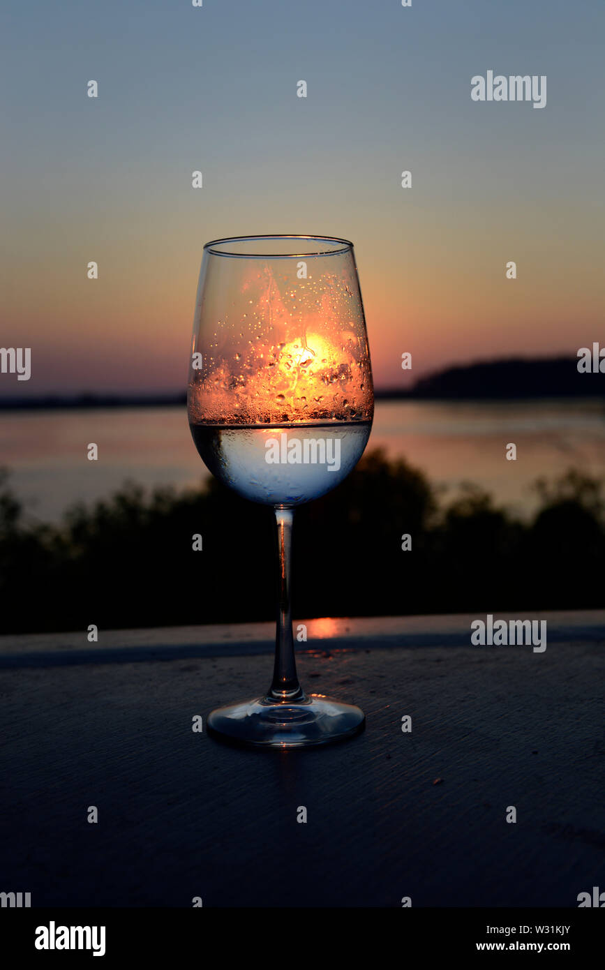 Glas Wein bei Sonnenuntergang. Barnes Island, Maine. Von Köln Hals. Penobscot Bay. Atlantik. Stockfoto